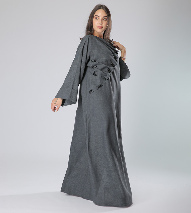 عباية بياقة V وأكمام طويلة وأزرار 
