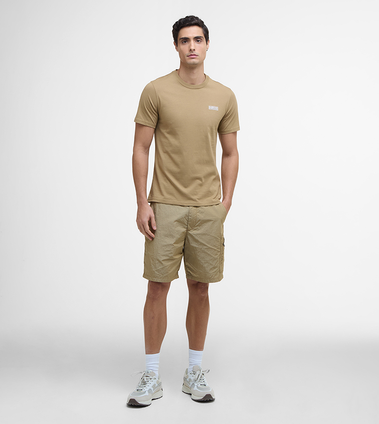 تيشيرت بياقة مستديرة وطبعة الشعار 