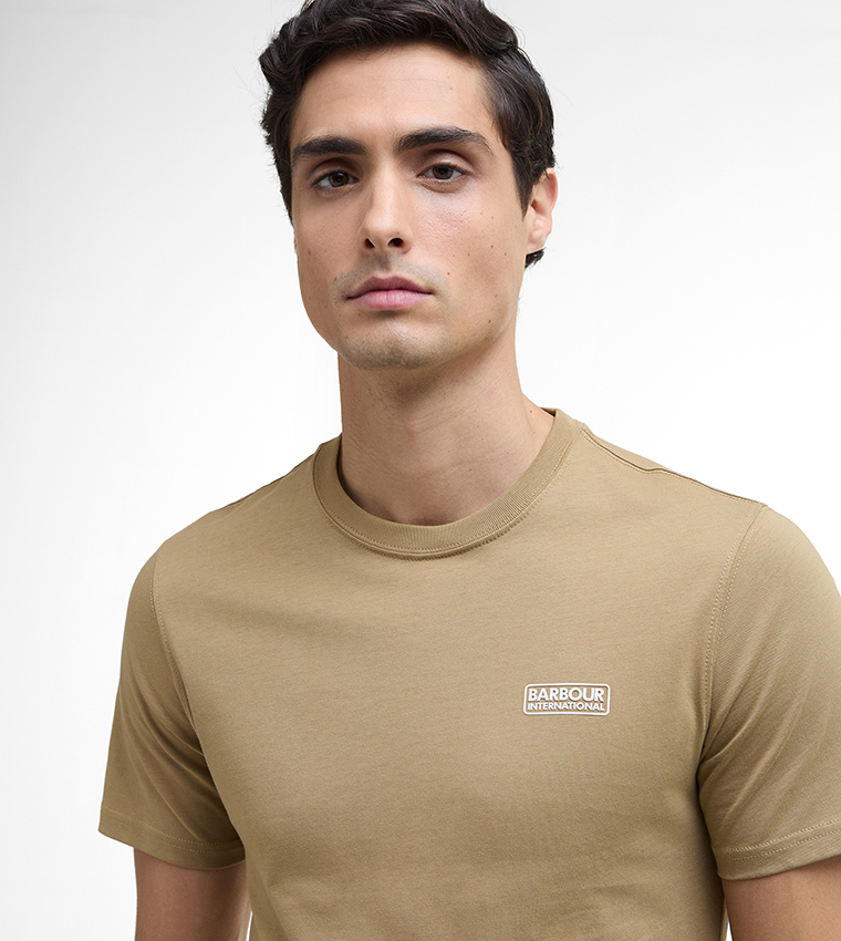 تيشيرت بياقة مستديرة وطبعة الشعار 