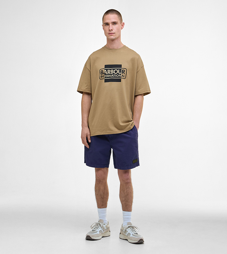 تيشيرت غرافيكي بقصة واسعة 