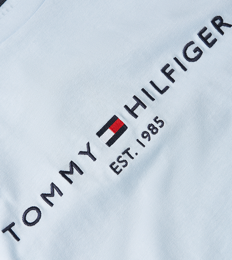 تيشيرت بتطريز شعار و كم قصير