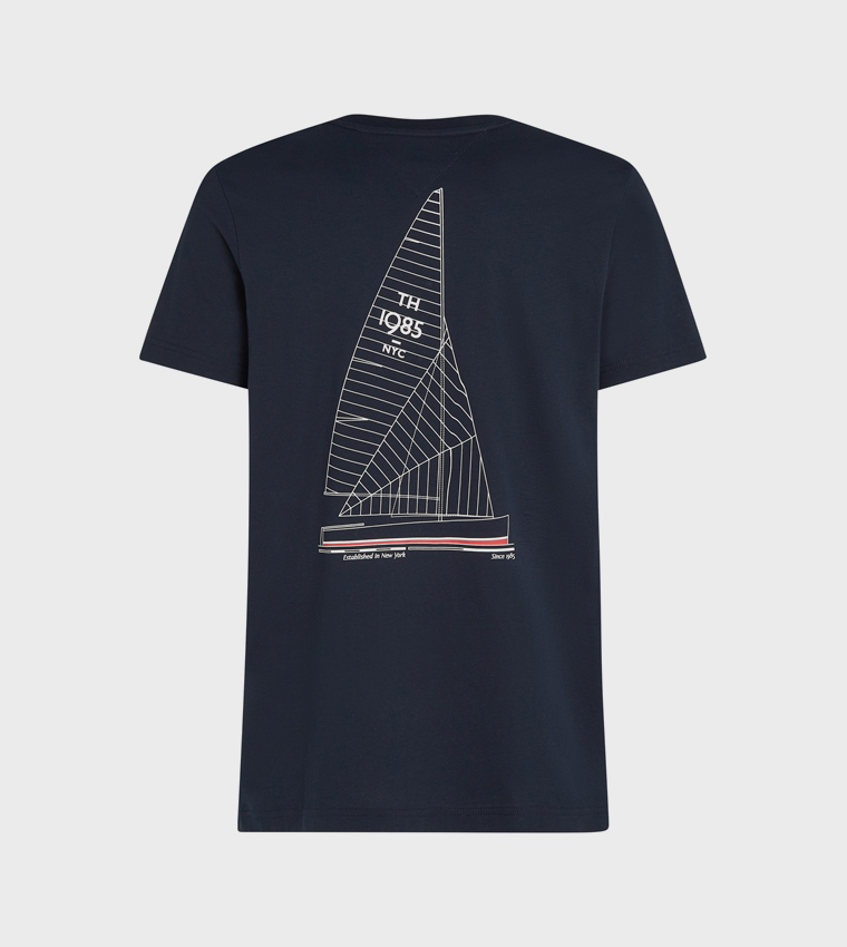 تيشيرت بأكمام قصيرة وطبعة شعار 