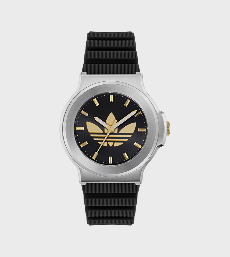 ساعة أنالوج بخلفية سوداء وسوار سيليكون