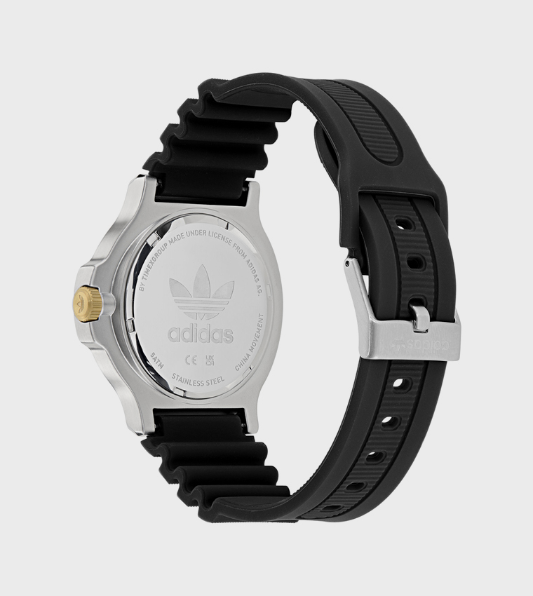 ساعة أنالوج بخلفية سوداء وسوار سيليكون