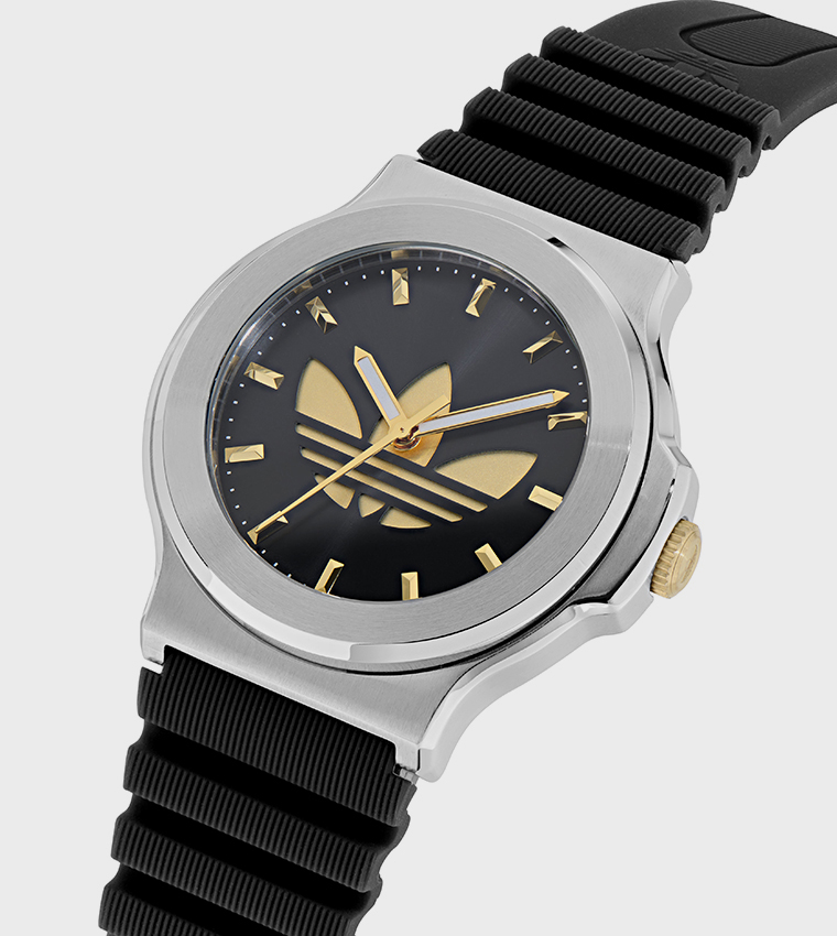 ساعة أنالوج بخلفية سوداء وسوار سيليكون