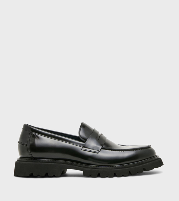 NOMADD Solid Round Toe Loafers