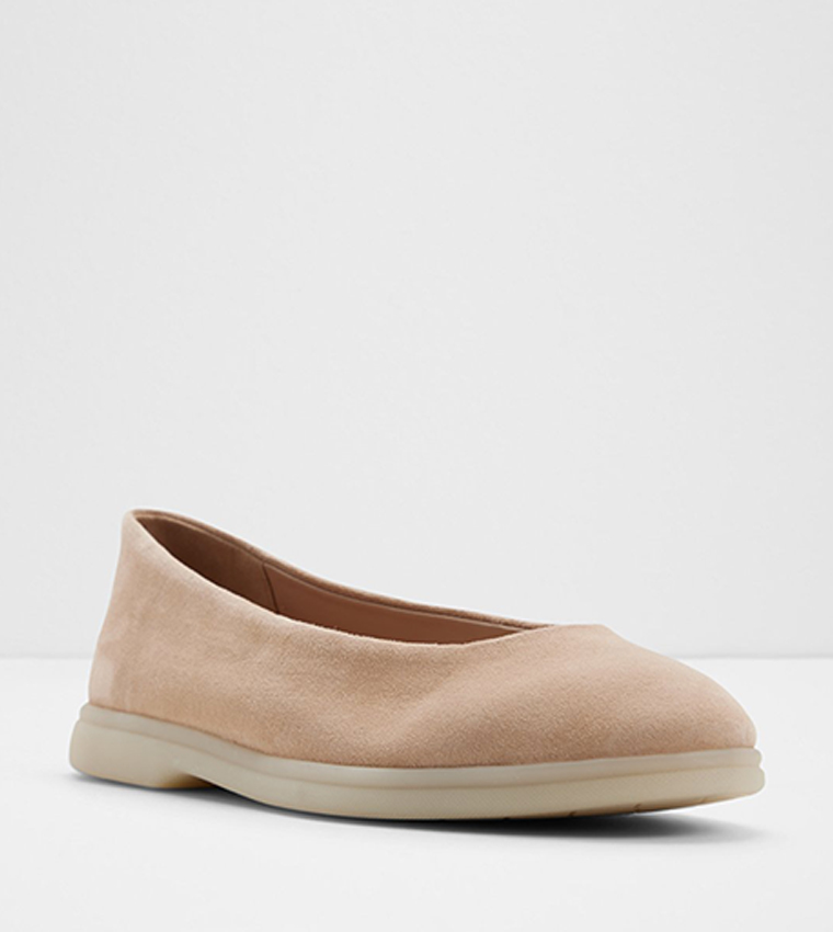 باليرينا بمقدمة لوزية 