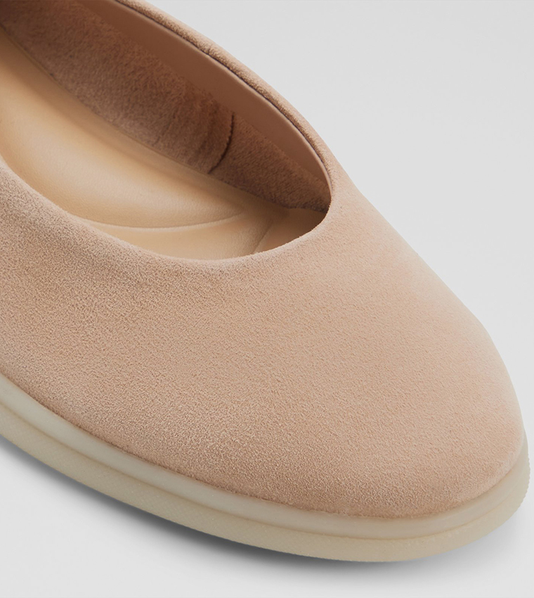 باليرينا بمقدمة لوزية 