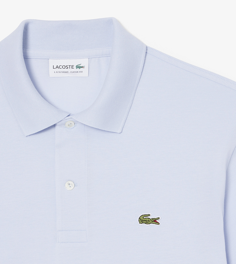 تيشيرت بولو بشعار وكم قصير