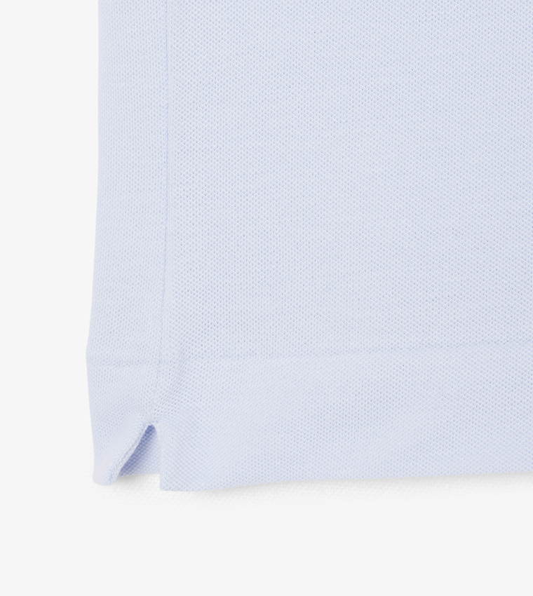 تيشيرت بولو بشعار وكم قصير