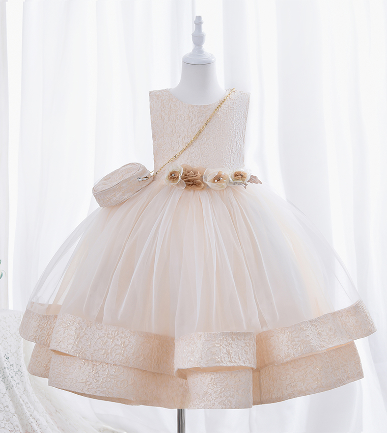 فستان مناسبات بطبقات مزين بالزهور