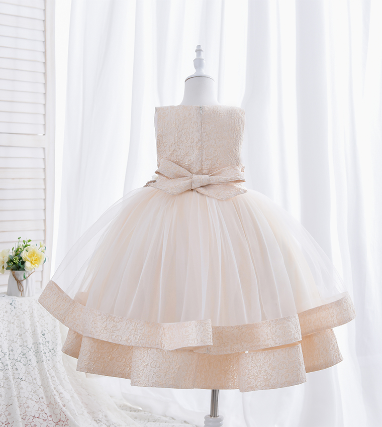 فستان مناسبات بطبقات مزين بالزهور