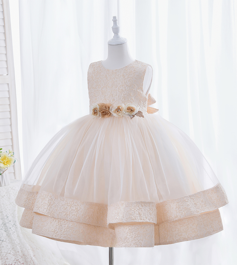 فستان مناسبات بطبقات مزين بالزهور