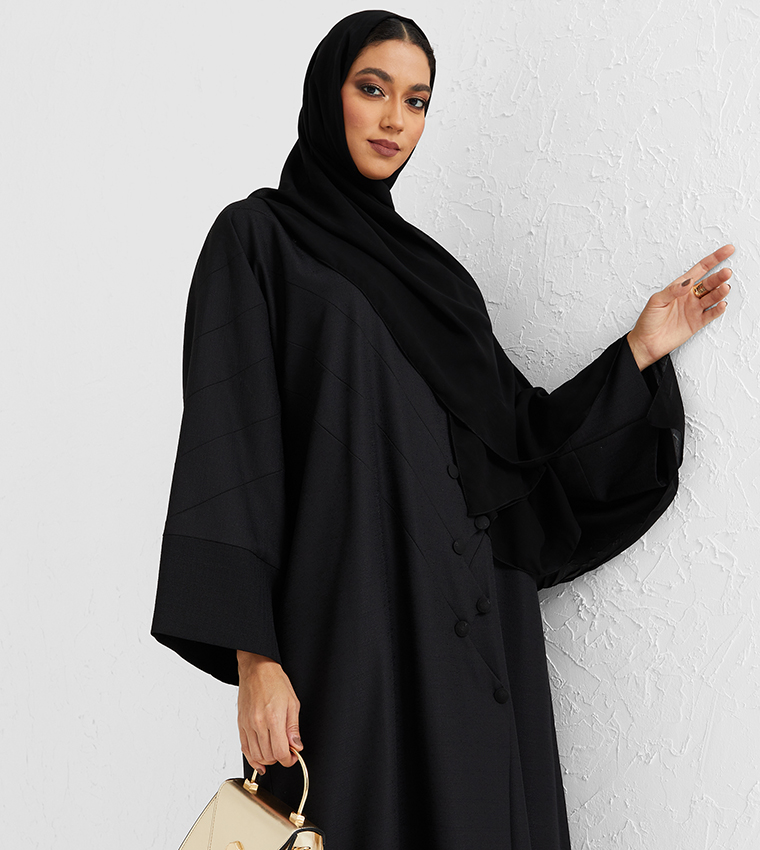 عباية باللون الأسود