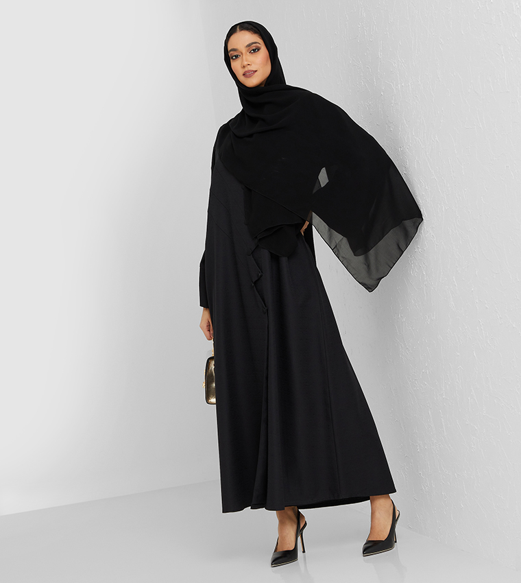 عباية باللون الأسود