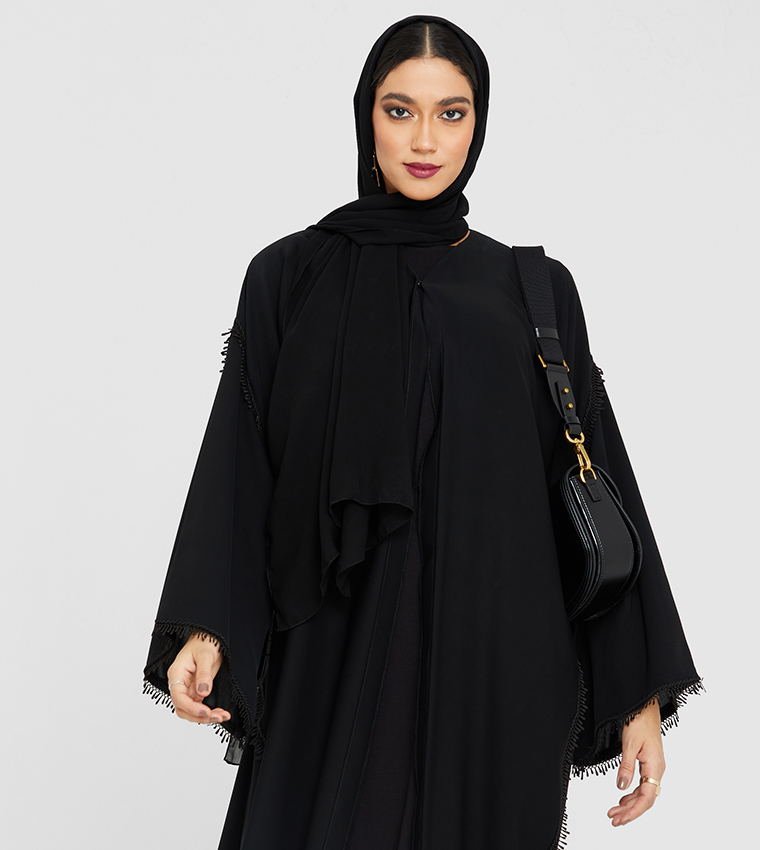 عباية باللون الأسود