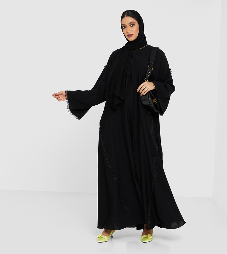 عباية باللون الأسود