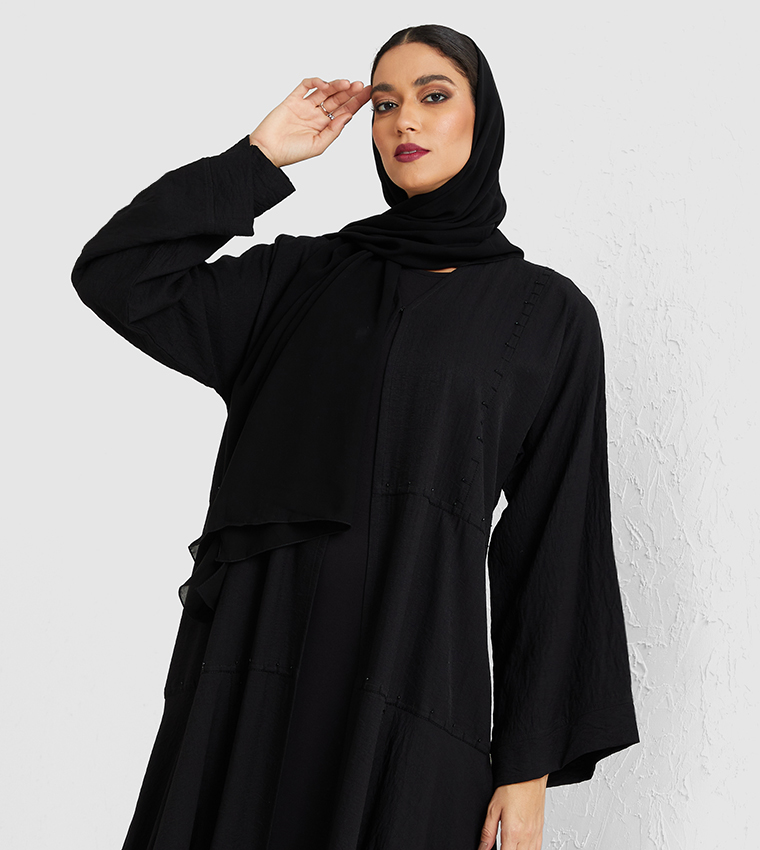 عباية باللون الأسود