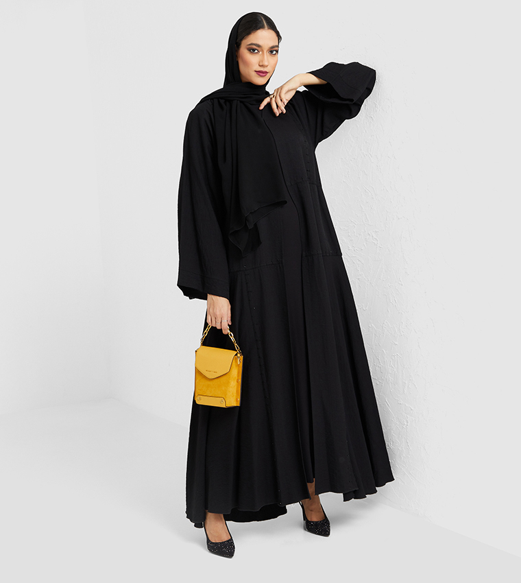 عباية باللون الأسود