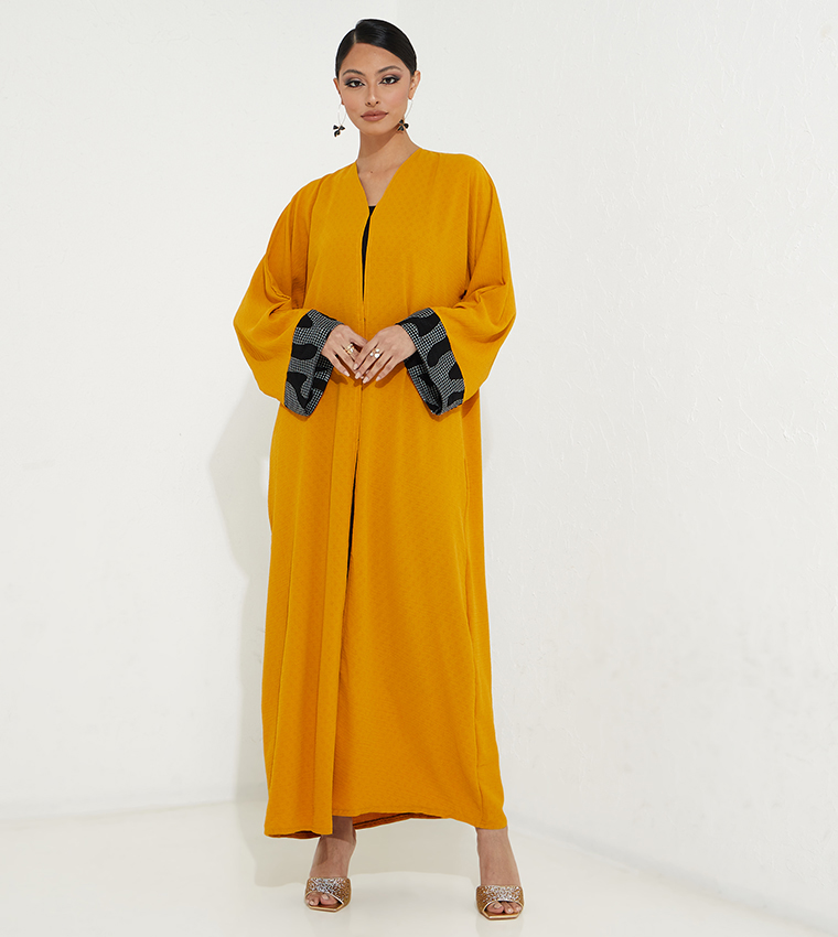 عباية بأكمام واسعة مطرزة