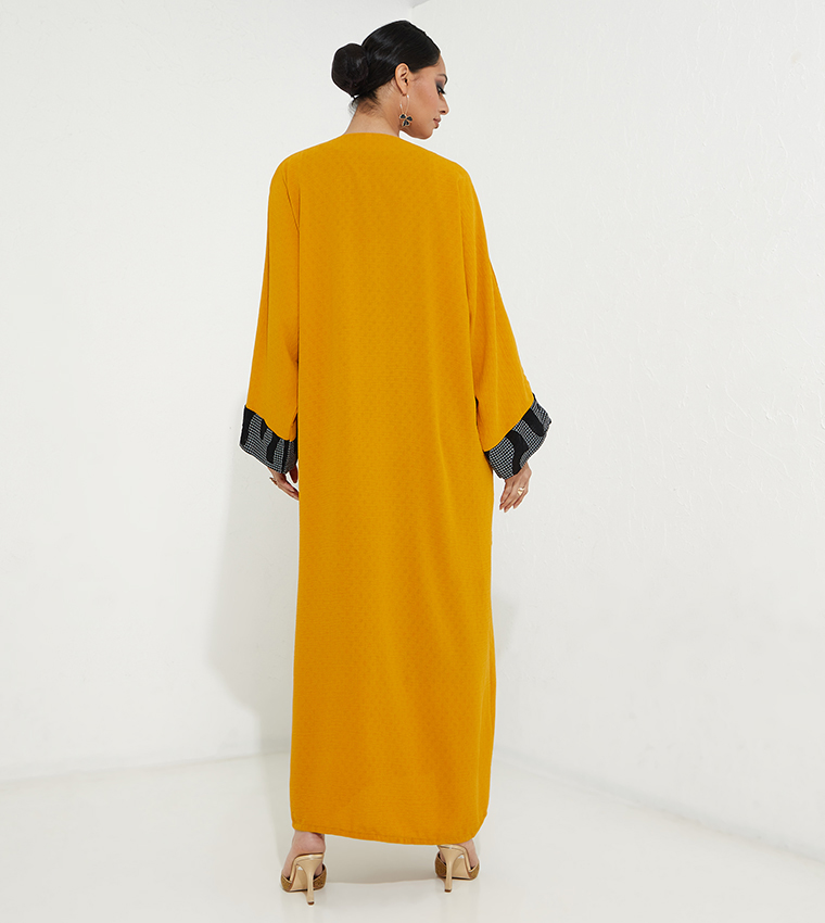 عباية بأكمام واسعة مطرزة