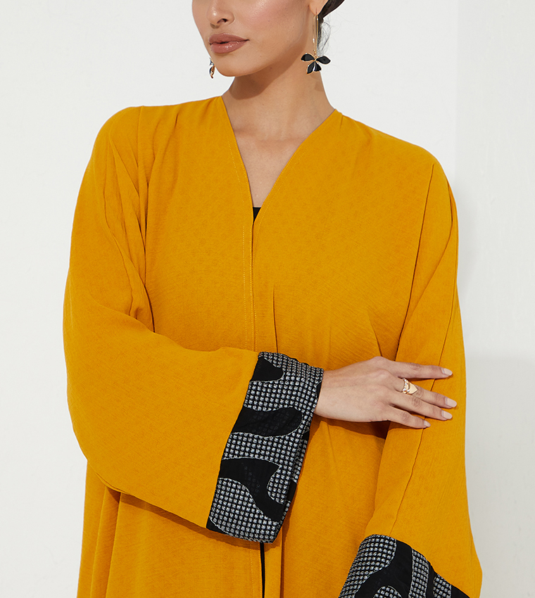 عباية بأكمام واسعة مطرزة