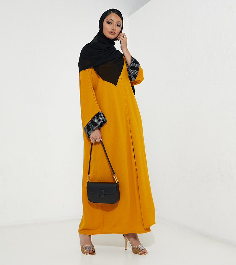 عباية بأكمام واسعة مطرزة