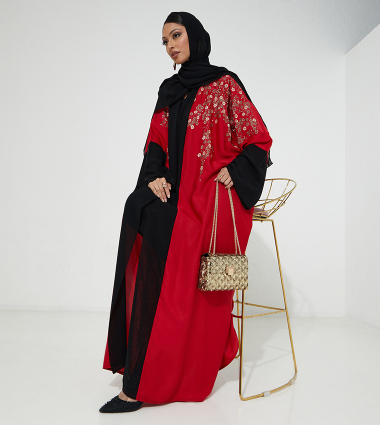 عباية ملونة مطرزة بأكمام واسعة 