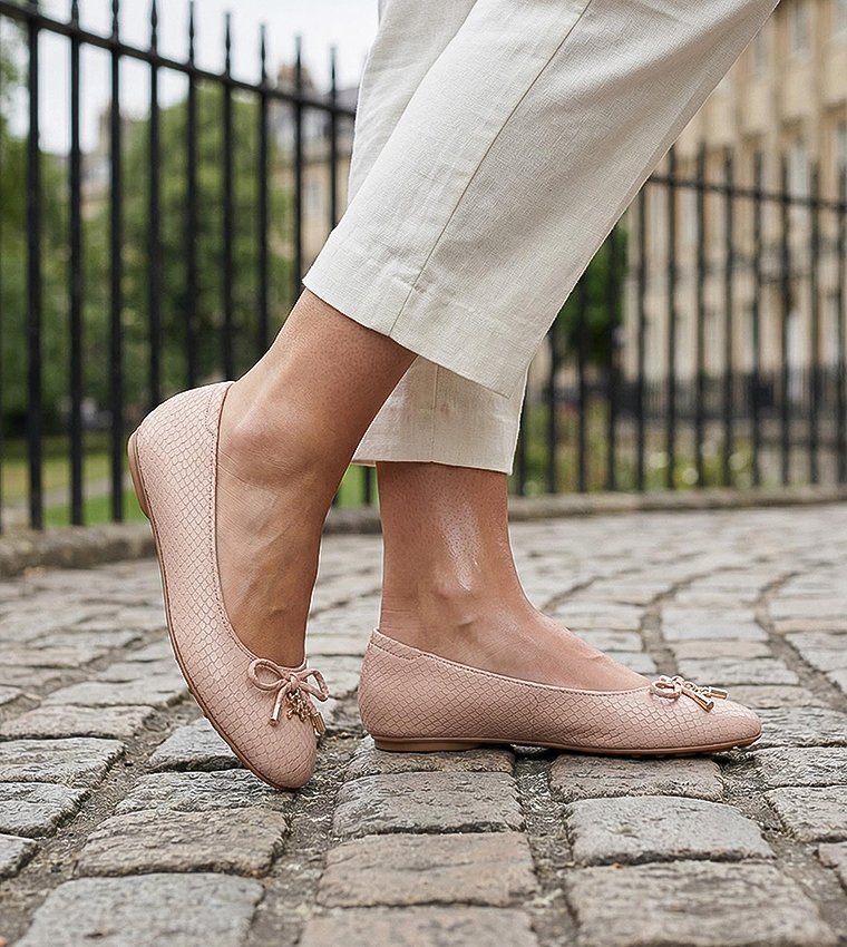 باليرينا أشلين بفيونكة ومقدمة مستديرة