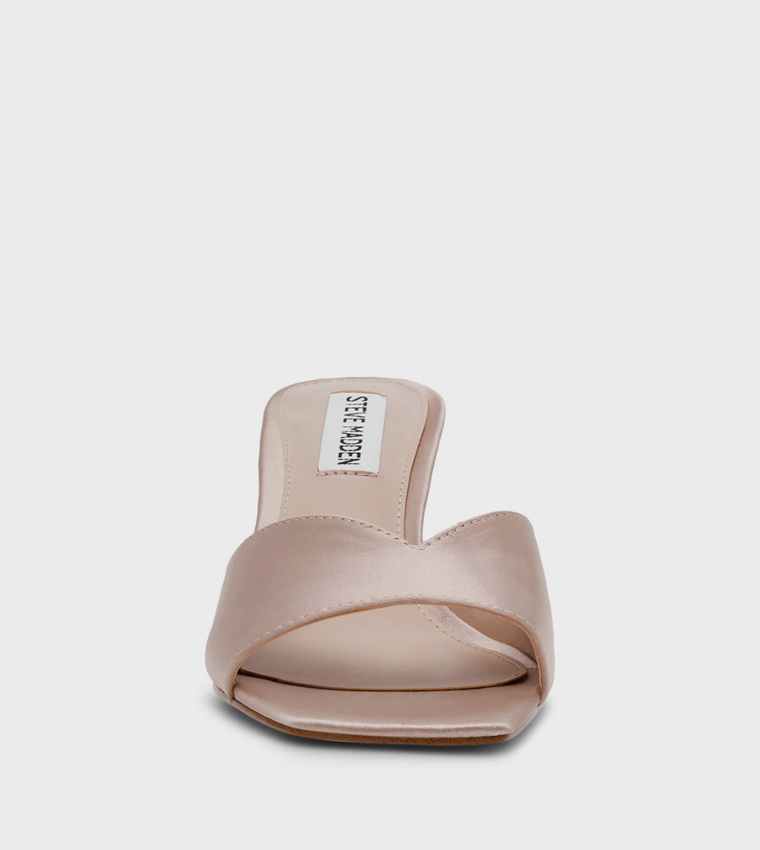 صندل بكعب ومقدمة مفتوحة 