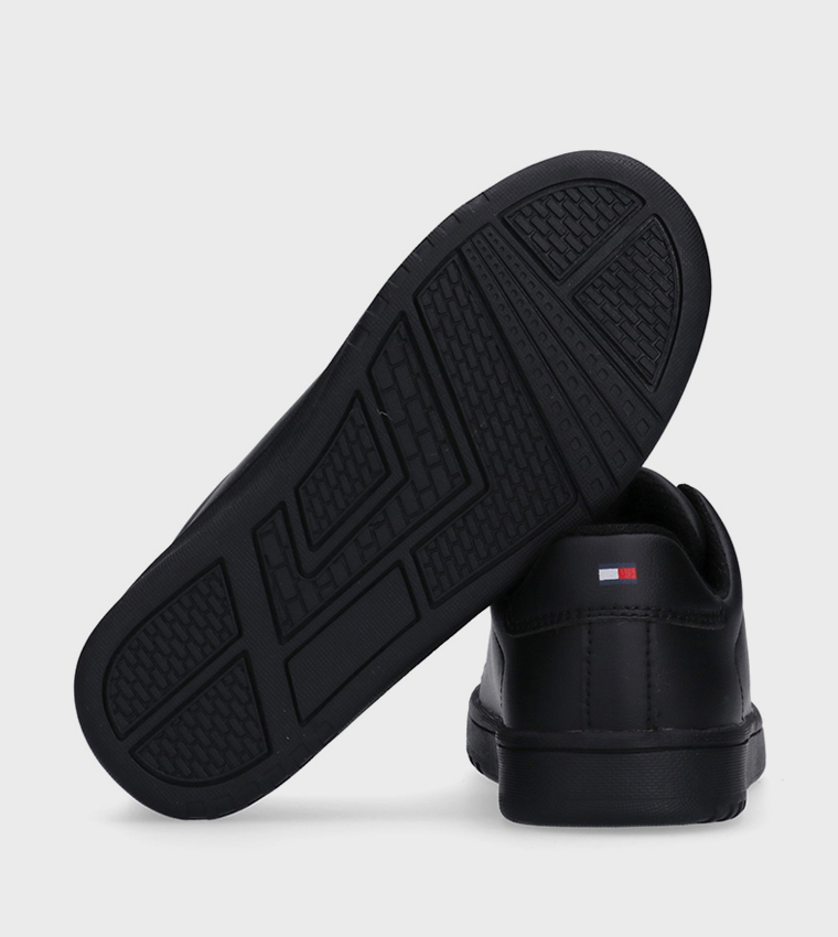 حذاء سنيكرز برباط مزين بعلم