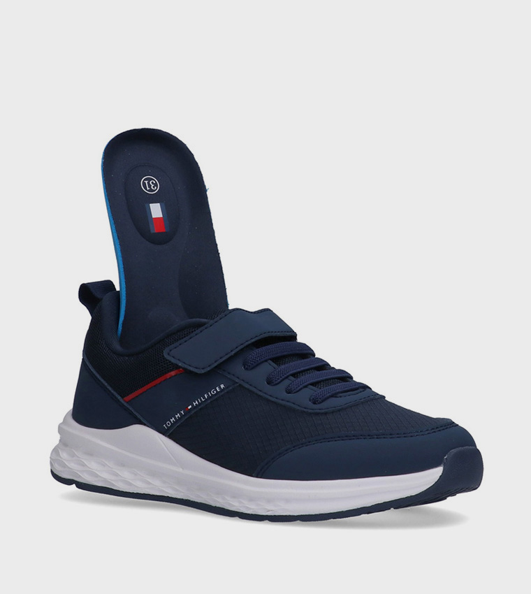 حذاء ركض مزين بالشعار 