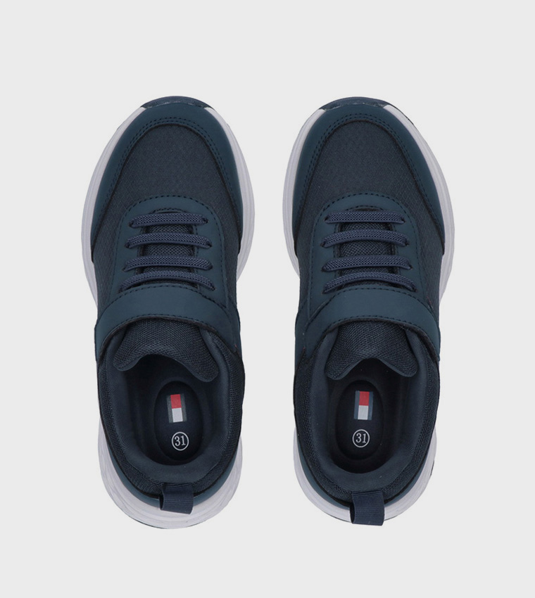 حذاء ركض مزين بالشعار 