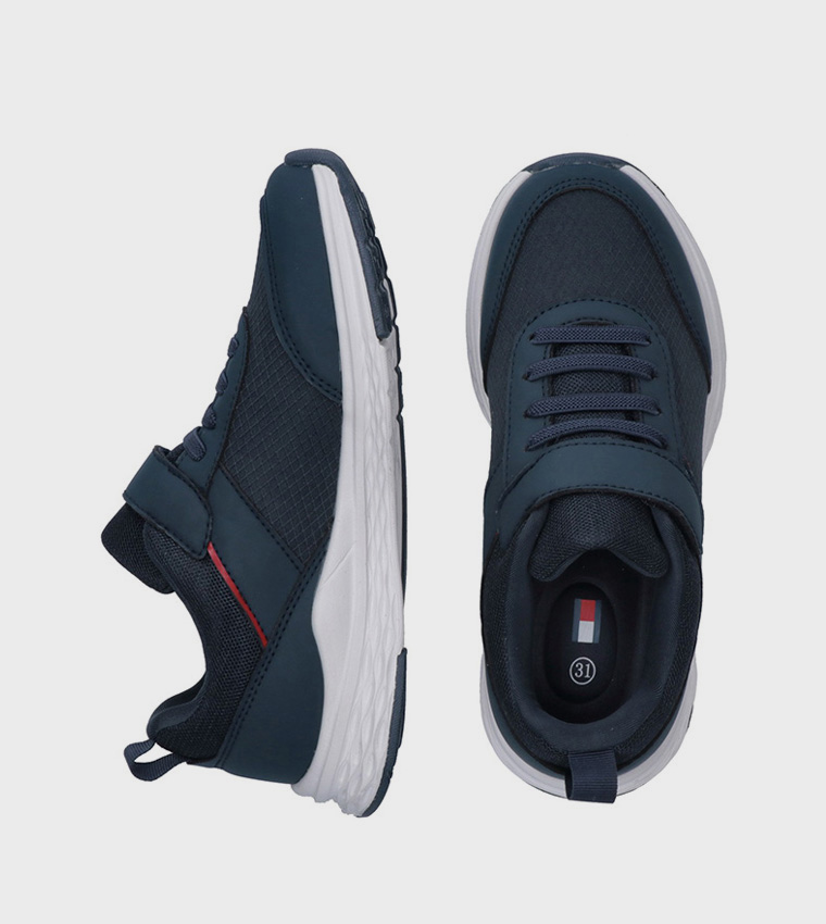 حذاء ركض مزين بالشعار 