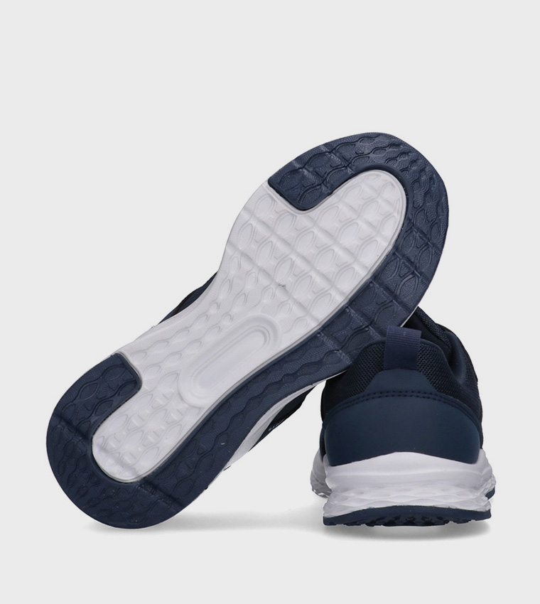 حذاء ركض مزين بالشعار 