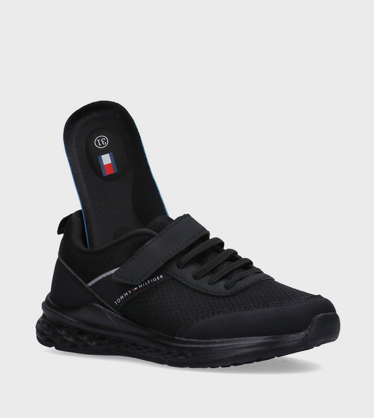 حذاء ركض مزين بالشعار 