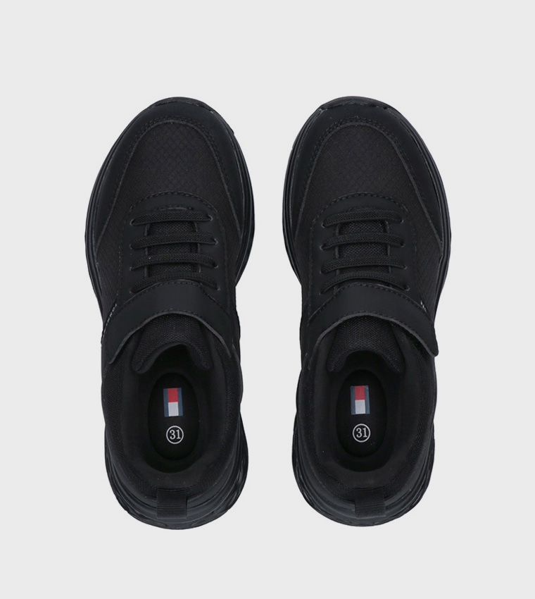 حذاء ركض مزين بالشعار 