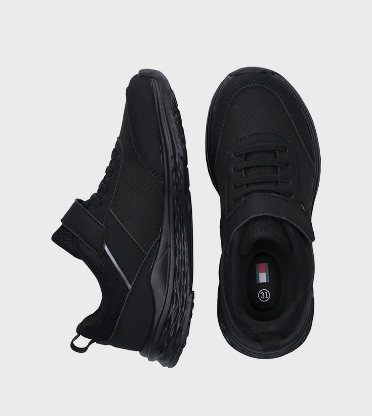 حذاء ركض مزين بالشعار 