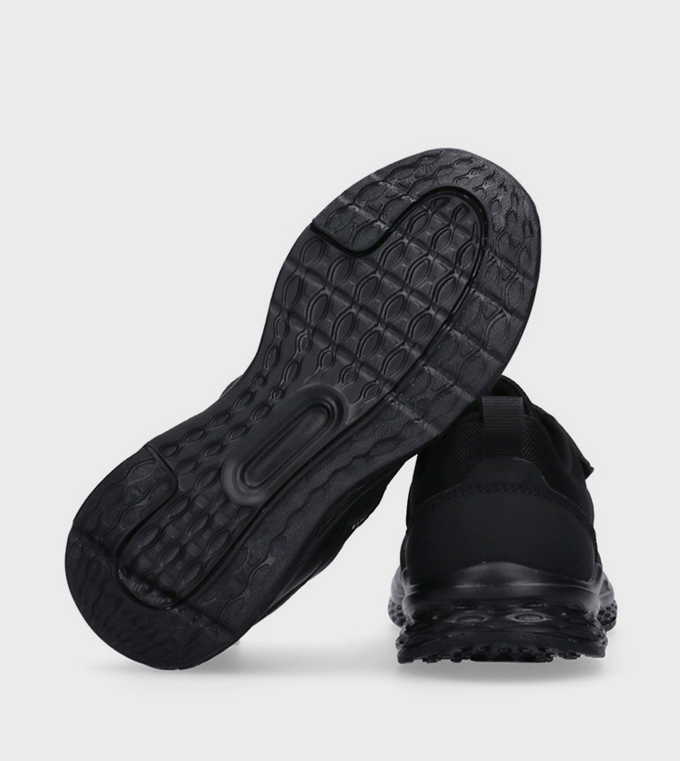 حذاء ركض مزين بالشعار 