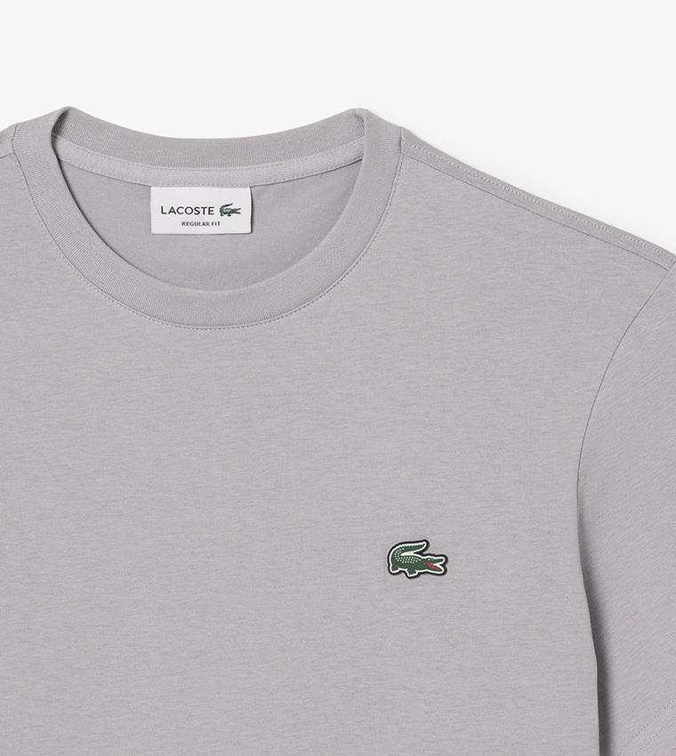 تيشيرت بشعار وقبة مستديرة 