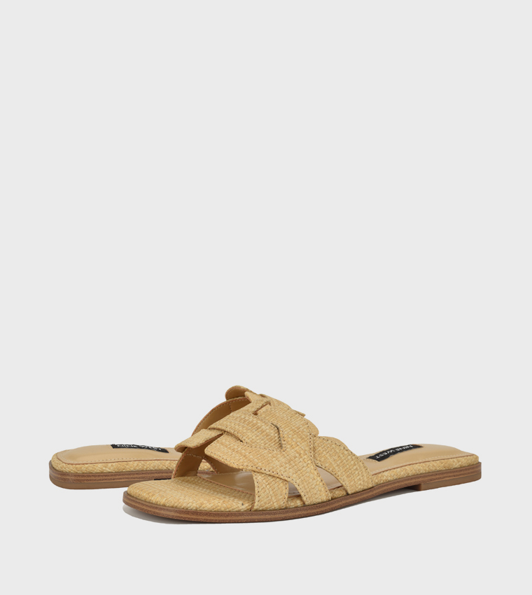 ناين وست  الصنادل المسطحة - لحمي Flat Sandals