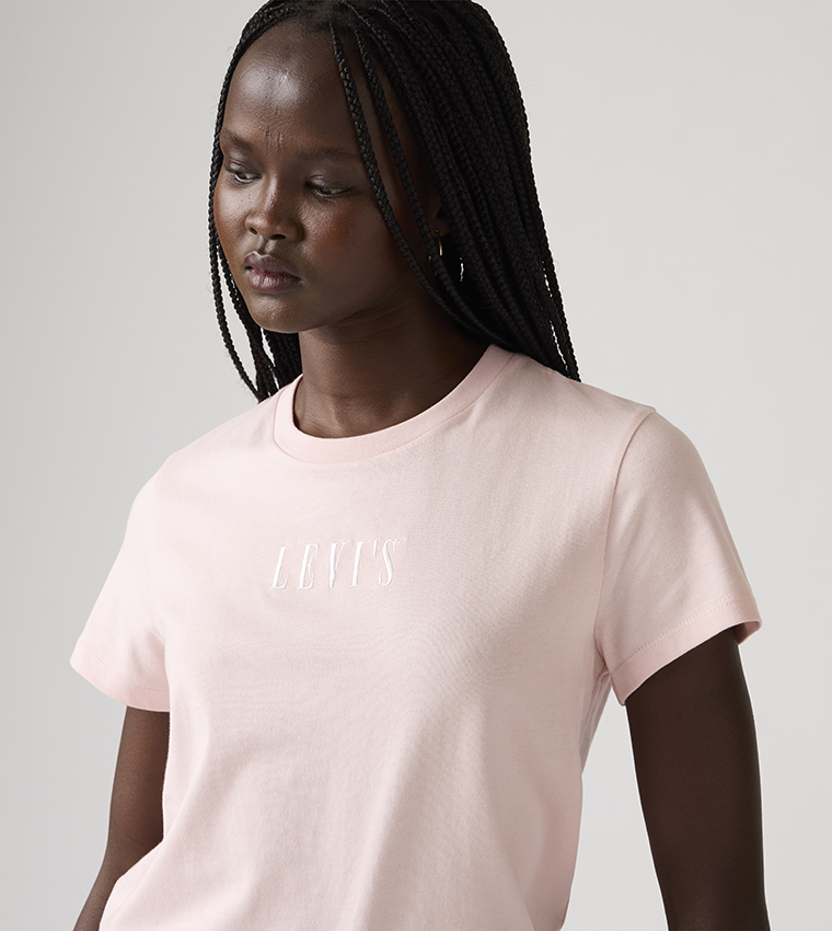 تيشيرت بأكمام قصيرة وتطريز شعار 