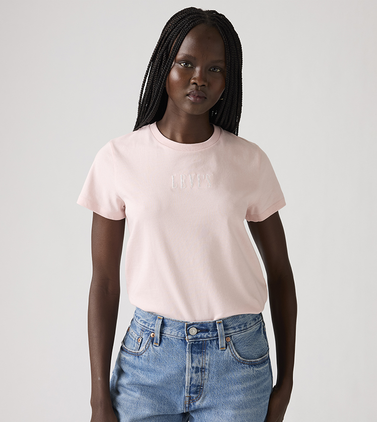 تيشيرت بأكمام قصيرة وتطريز شعار 