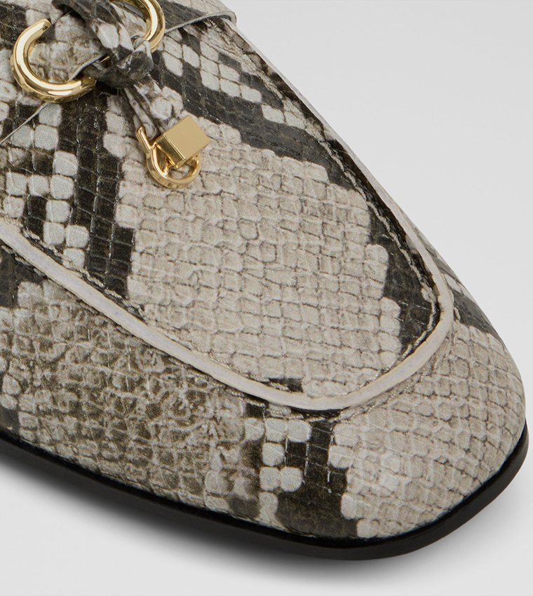 حذاء لوفر بطبعة جلد ثعبان 