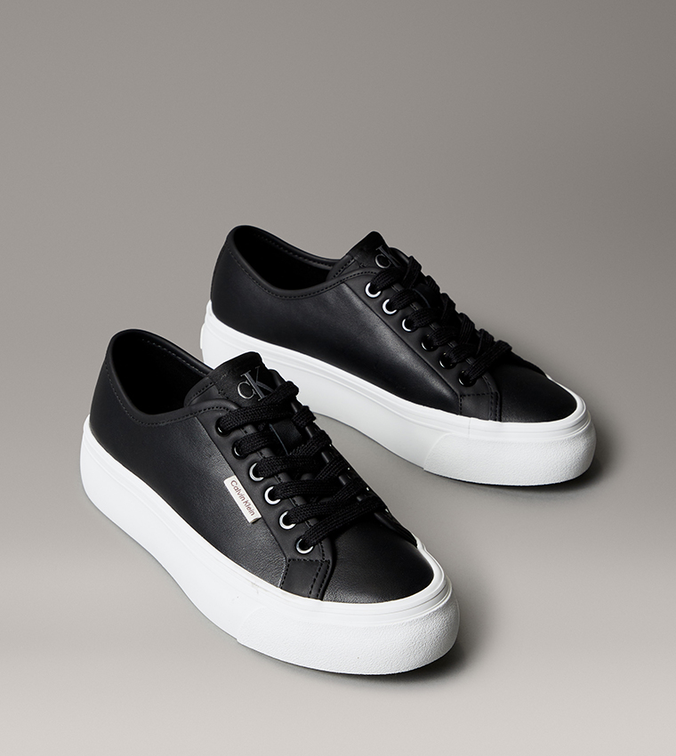 سنيكرز بلاتفورم بمقدمة دائرية برباط