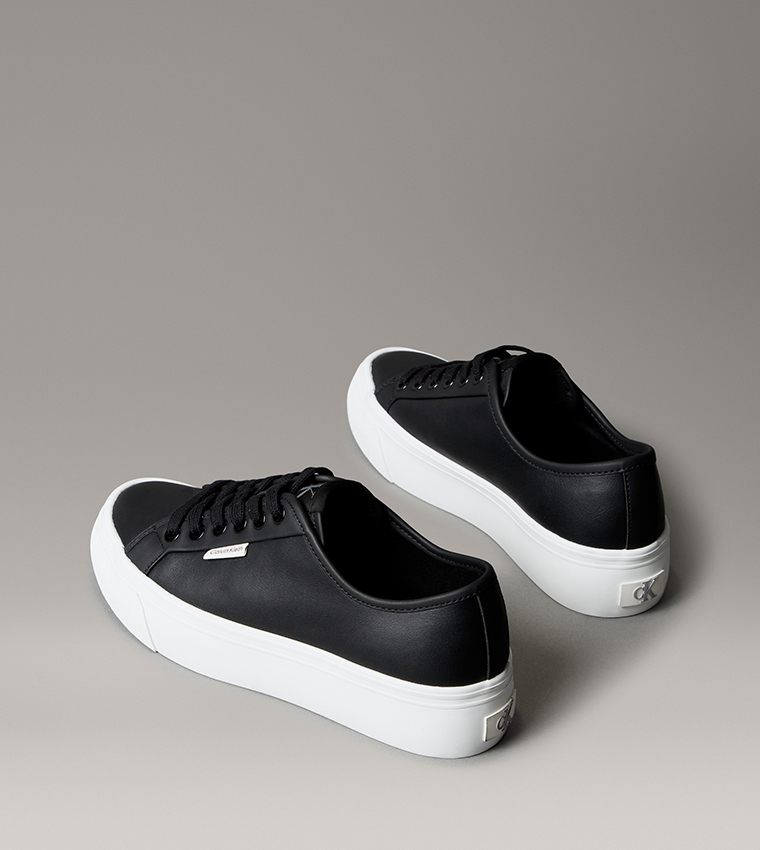 سنيكرز بلاتفورم بمقدمة دائرية برباط