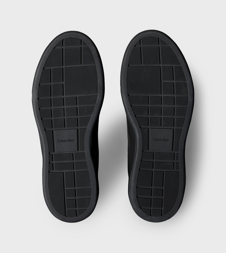 سنيكرز برباط وطبعة شعار 