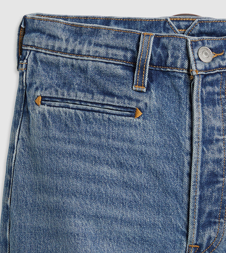 بنطال جينز بقصة مستقيمة 