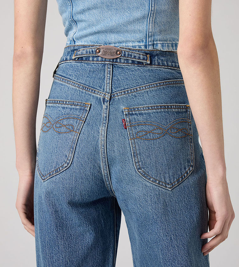 بنطال جينز بقصة مستقيمة 