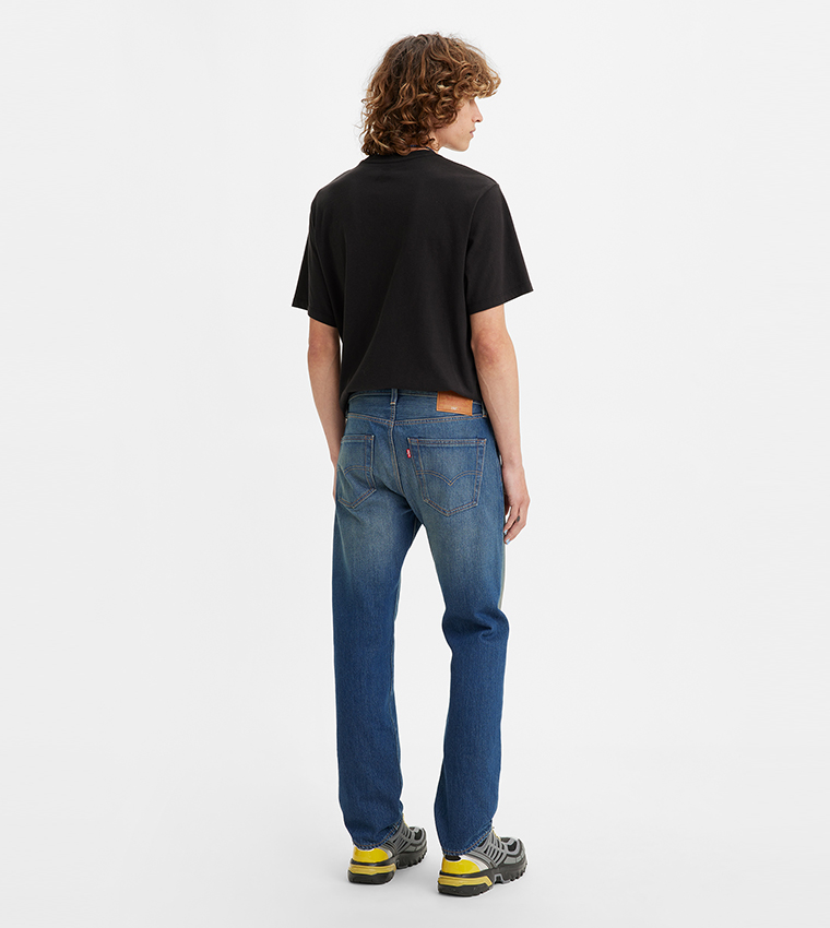 Levi's straight fit vs regular fit 2025